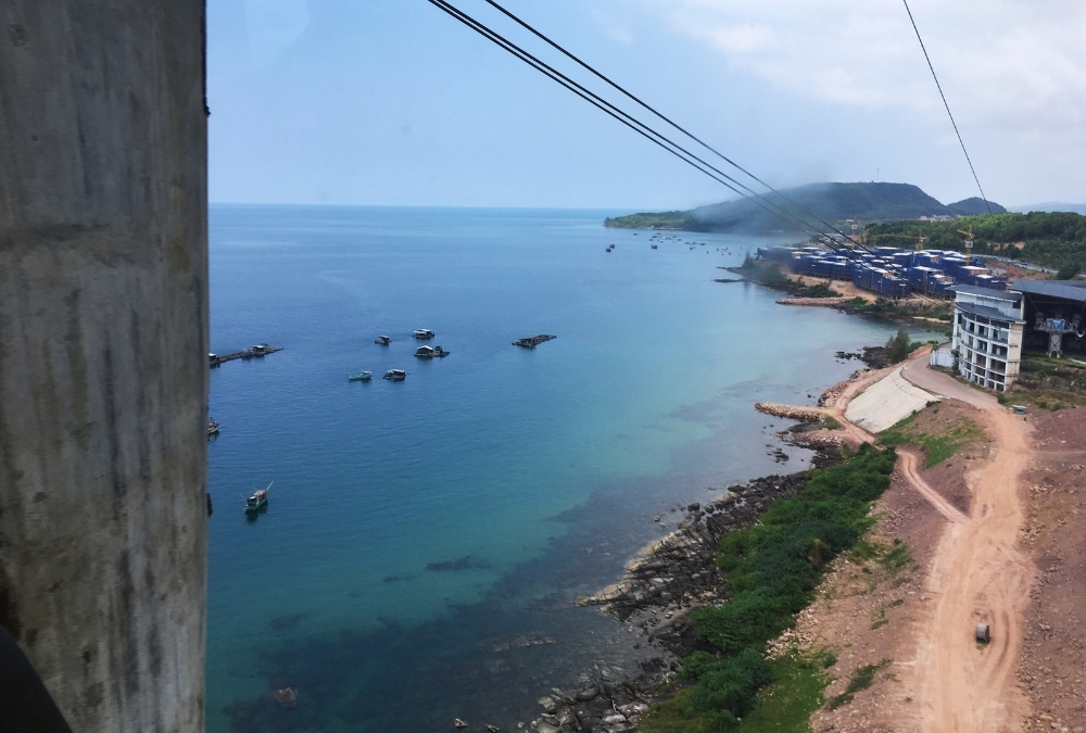 Slowing Down on Hon Thom